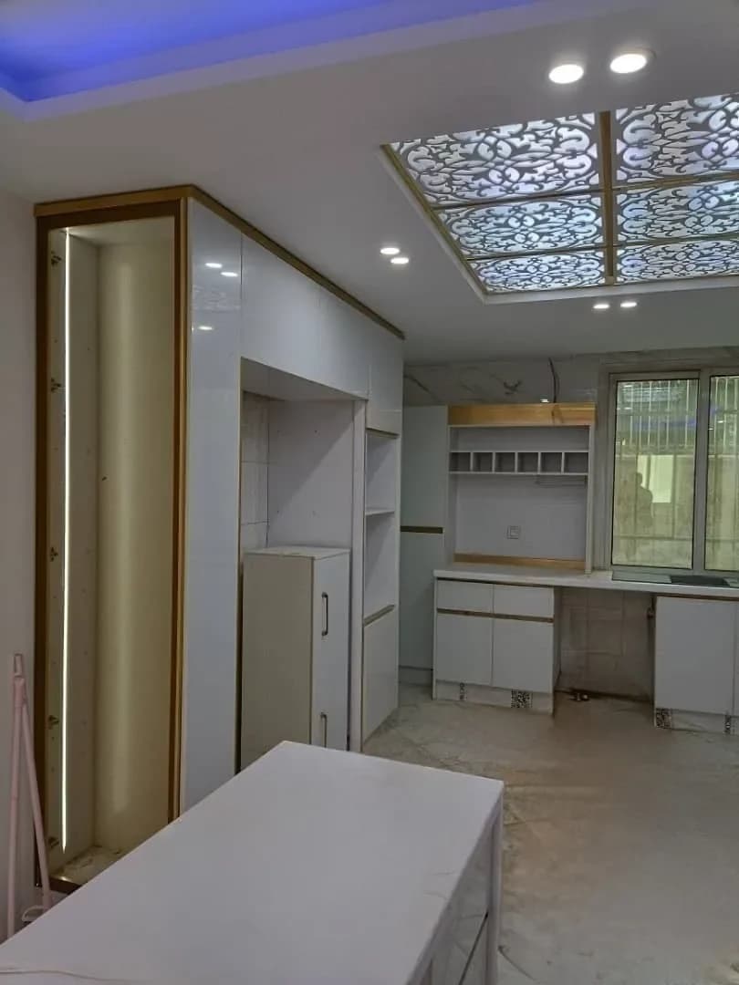 آشپزخانه سفید با قاب طلایی و سقف دکوراتیو