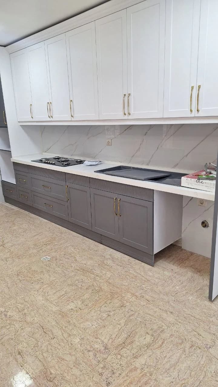 ترکیب سفید و طوسی در آشپزخانه نئوکلاسیک