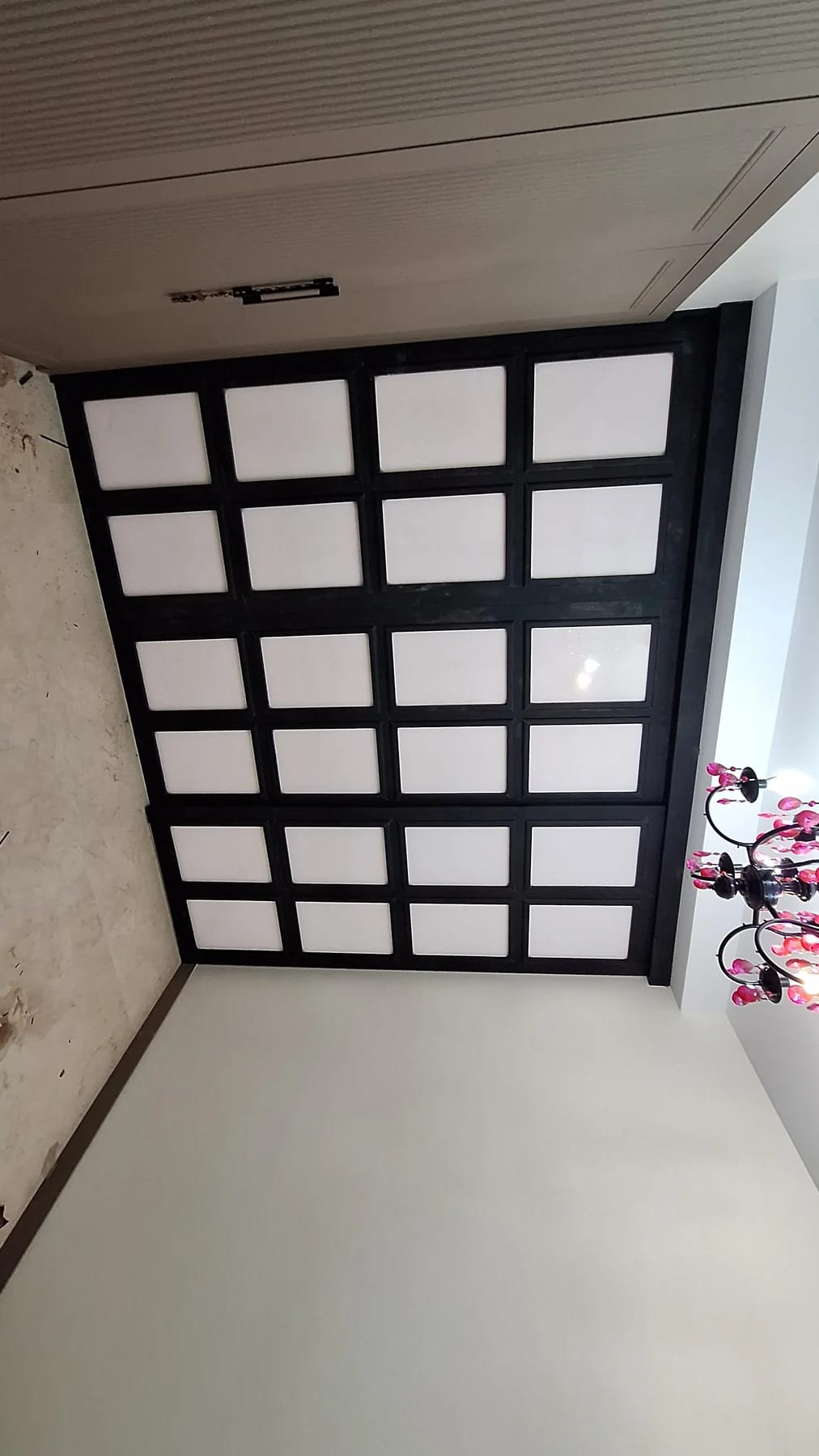 کمد مشکی با شبکهبندی هندسی دربها - تصویر 2