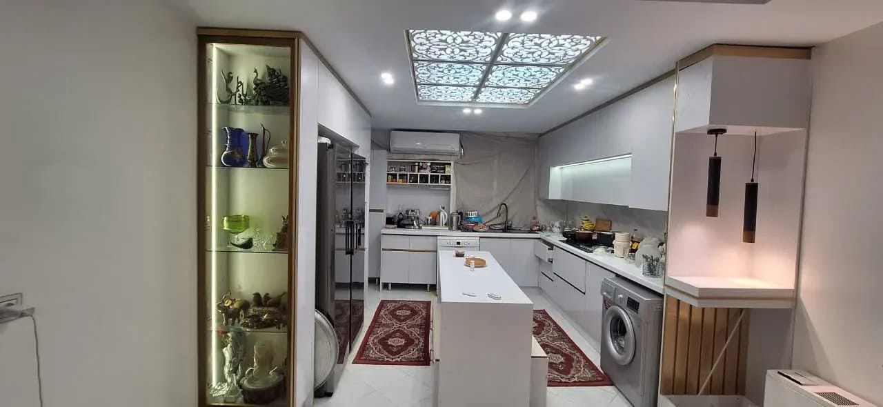 آشپزخانه سفید با قاب طلایی و سقف دکوراتیو - تصویر 2