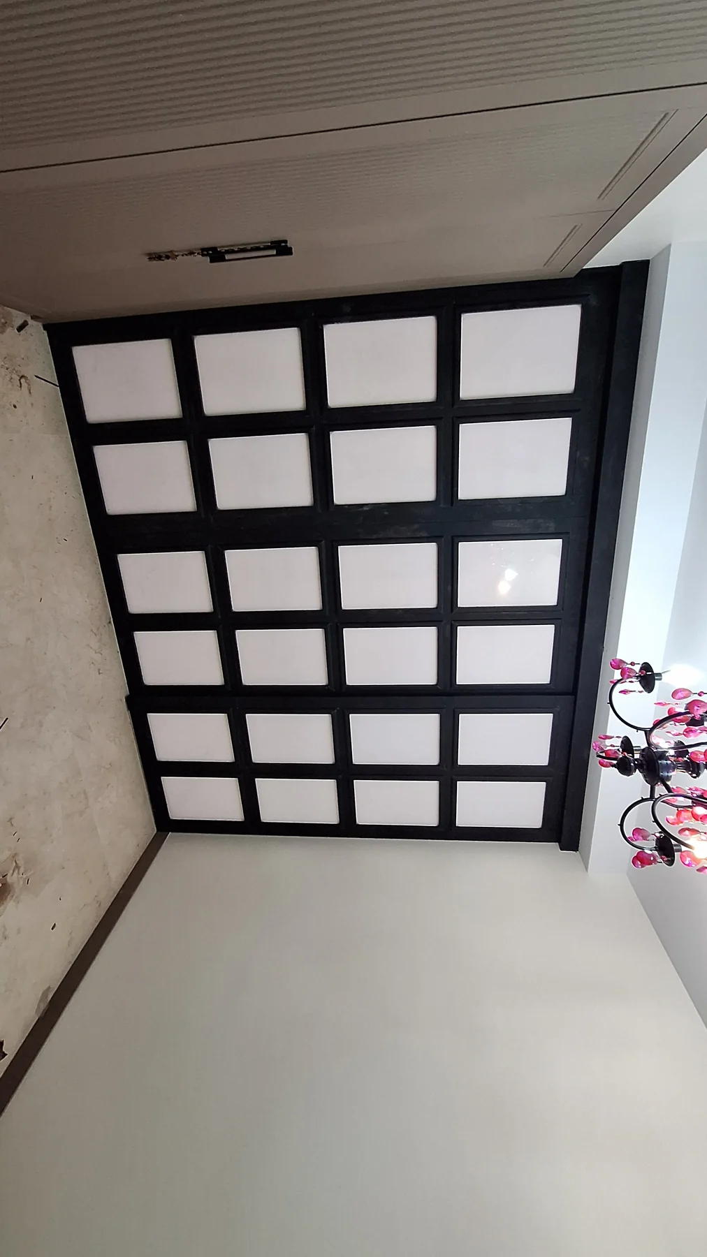 کمد مشکی با شبکه‌بندی هندسی درب‌ها - تصویر 2