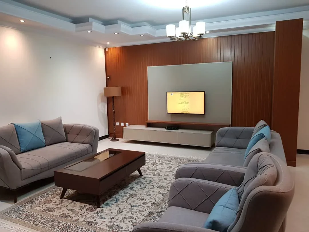 اجرای دیوار تلویزیون طرح چوب با پنل سفید - تصویر 2