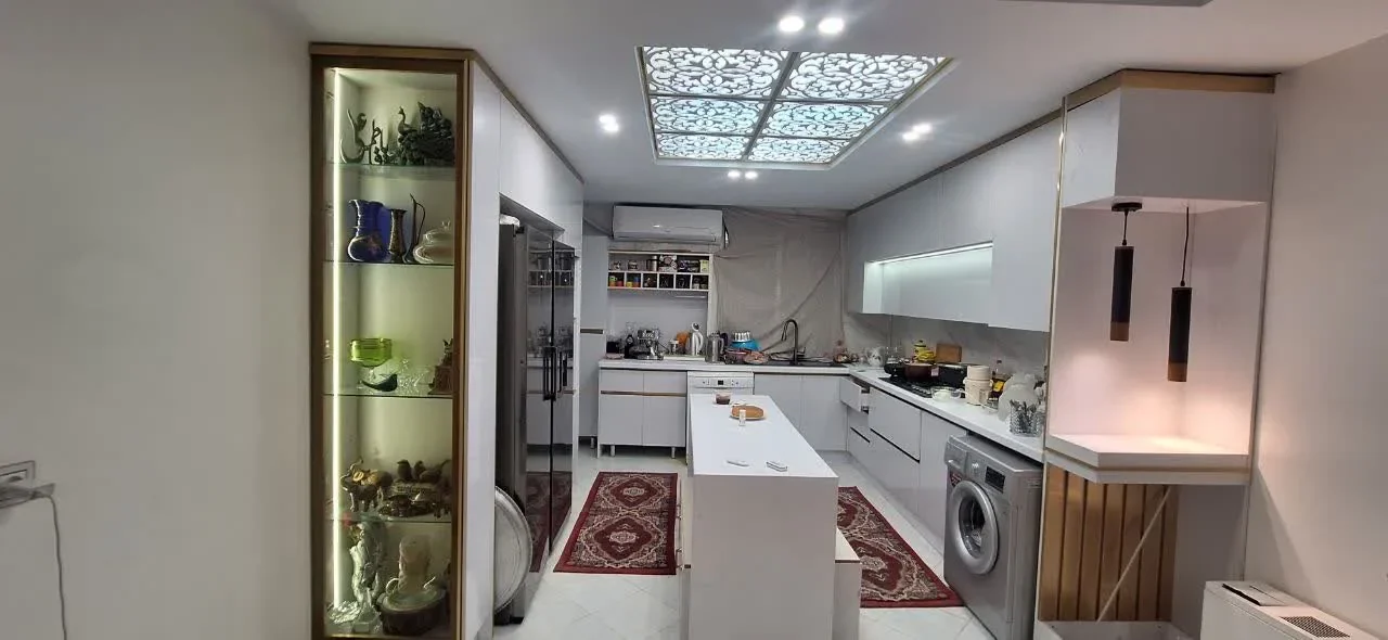 آشپزخانه سفید با قاب طلایی و سقف دکوراتیو - تصویر 2