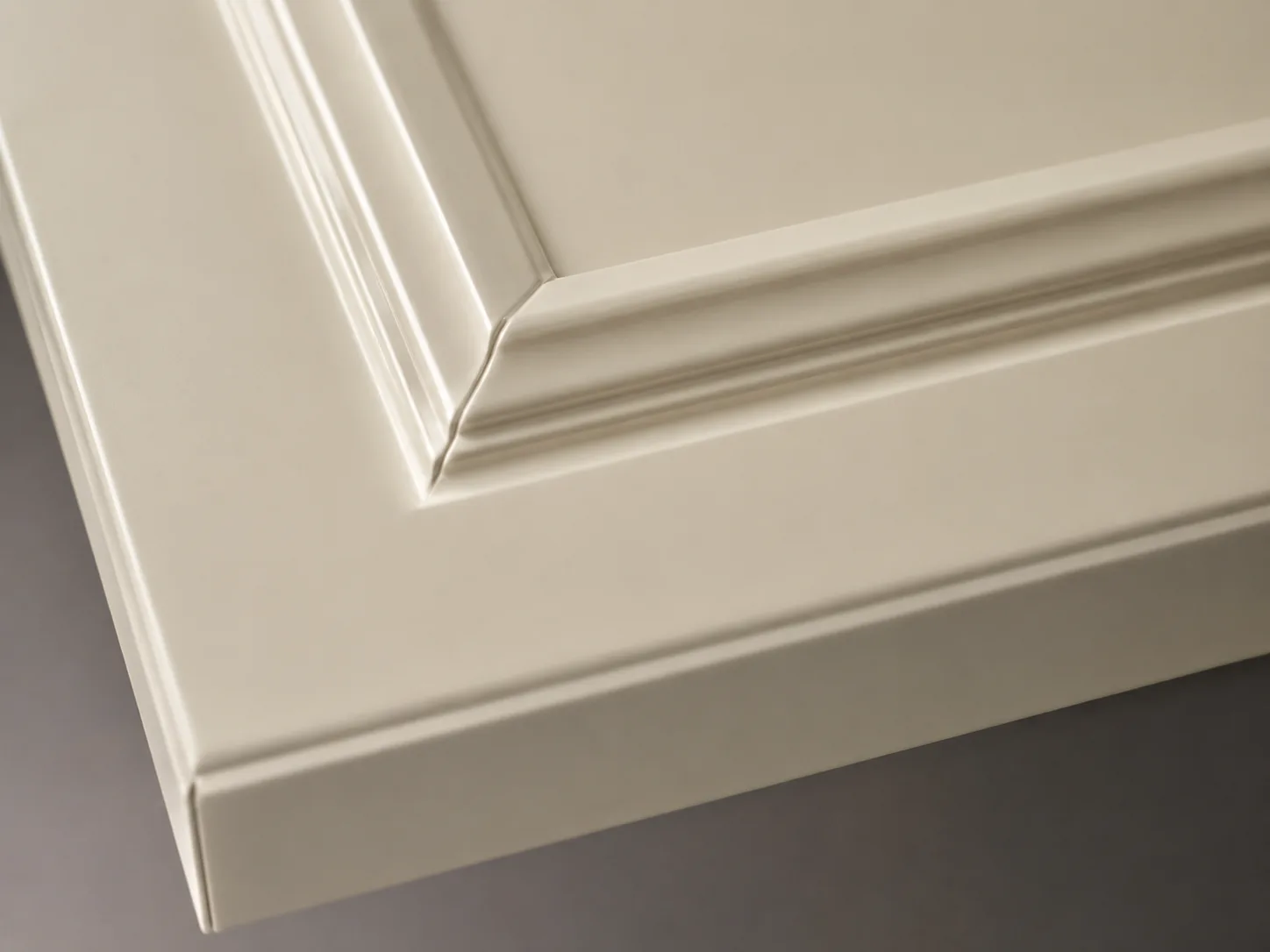 نمای نزدیک از قاب برجستهٔ یک درب کابینت نئوکلاسیک با جزئیات ظریف