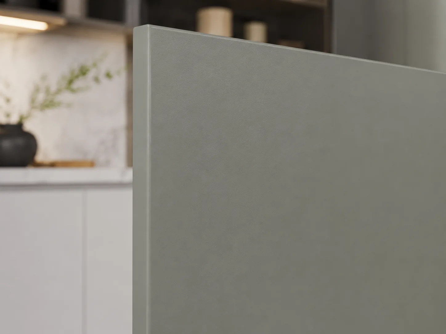 نمای نزدیک از سطح مات یک درب کابینت ممبران با طراحی صاف و مدرن